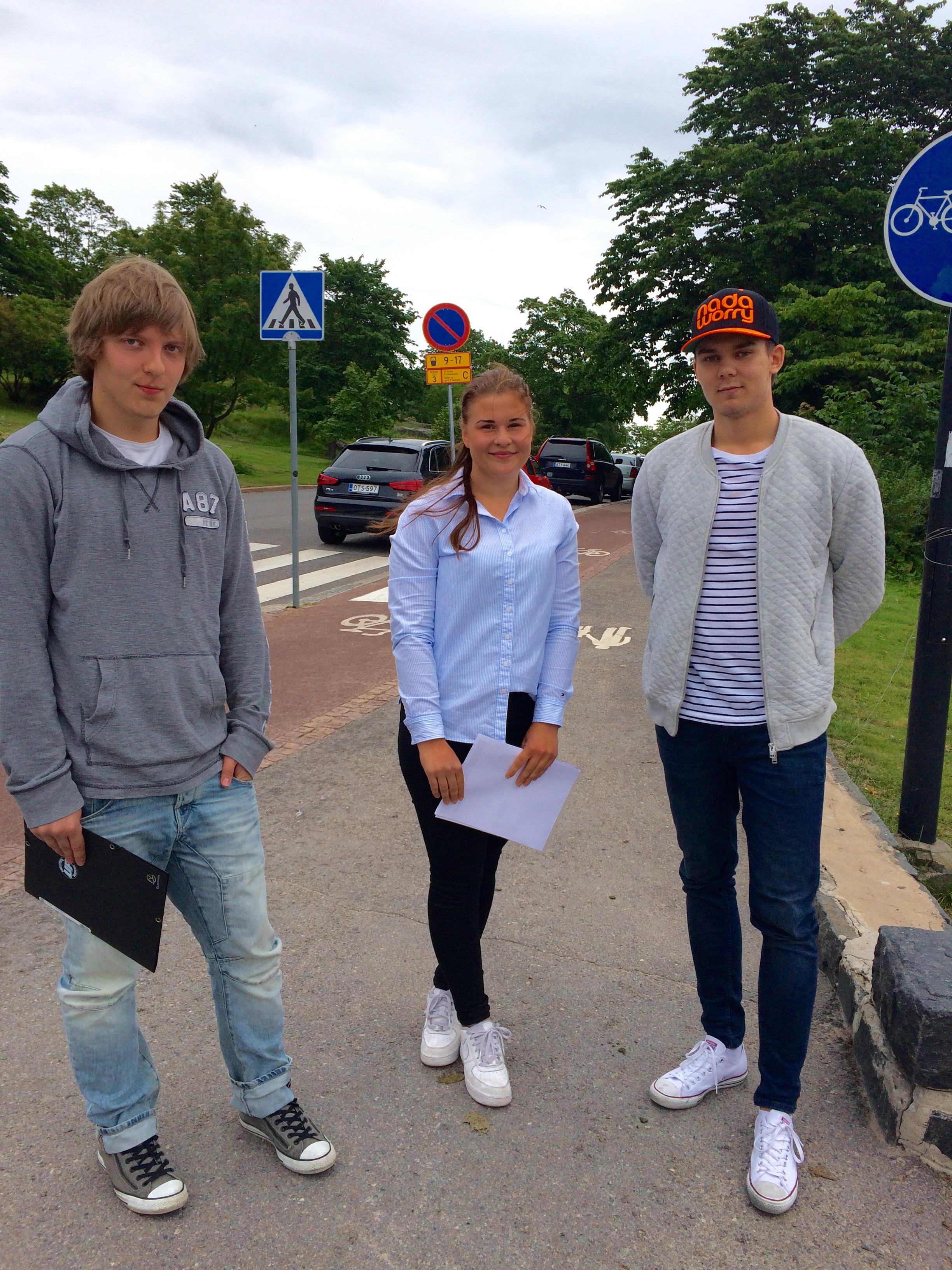 oppilaat-menossa-haastatteluunsa